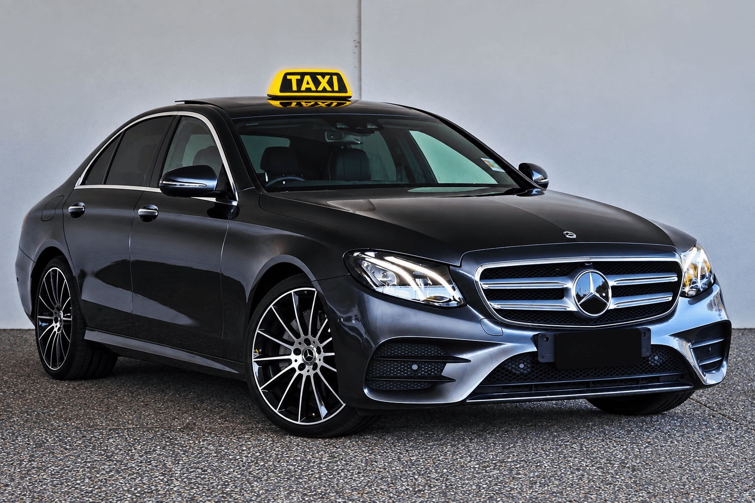 Çınar Taxi & Transfer sedan taksi aracı — KKTC havalimanı transferi